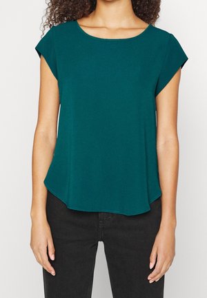 Krótki rękaw w kolorze morskim z okrągłym dekoltem i zakrzywionym dołem. Wykonany z gładkiej tkaniny, bez widocznych wzorów ani ozdób.