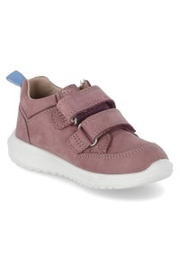 Rosa Leder-Sneaker mit weißer Gummisohle, ausgestattet mit zwei Klettverschlüssen und einer blauen Zuglasche auf der Rückseite. Strukturiertes Oberflächendesign.