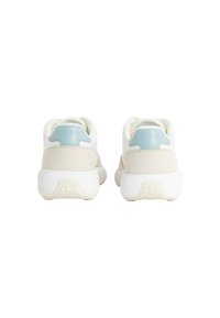 Zapatillas blancas con detalles en azul, materiales de ante y malla, forma redondeada, cuello acolchado y suela texturizada.
