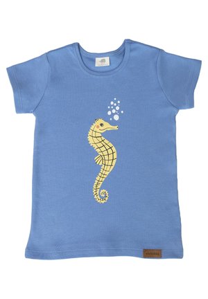 Niebieska koszulka z krótkim rękawem dla małego dziecka z żółtym konikiem morskim i białymi bąbelkami nadrukowanymi z przodu, z okrągłym dekoltem i małą brązową metką marki.