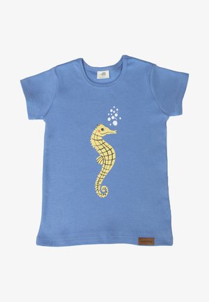 Camiseta azul de manga corta para niños pequeños con un caballito de mar amarillo y burbujas blancas impresas en el frente, con cuello redondo y una pequeña etiqueta de marca marrón.