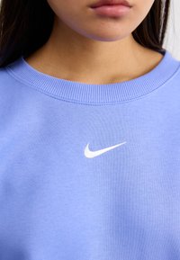 Nike Sportswear CREW - Camisola - royal pulse
