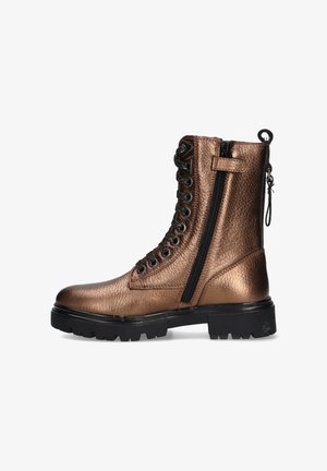 Metallische bronzen gevechtsschoen met zwarte veters, zijrits, gestructureerd leer en dikke zwarte profielzool, weergegeven in linkse profiel.