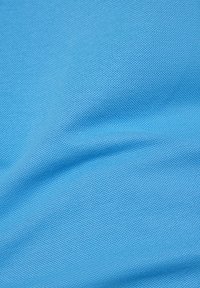 Himmelblaues, strukturiertes Gewebe mit einem einheitlichen Webmuster, das weiche, glatte Oberflächen und subtile Wellen zeigt.