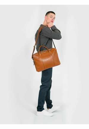 Braune Ledertasche mit doppelten Griffen und einem langen Riemen, die ein strukturiertes Design und sichtbare Nähte aufweist.