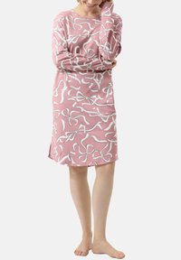 Långärmad klänning i rosa bomull med ett vitt ränder mönster. Har rund halsringning och sidofickor för ökad komfort.