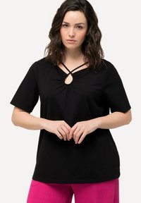 Ulla Popken CUTOUT NECK SHORT SLEEVE  - T-shirt med print - black