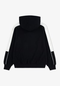 Μαύρο φούτερ με κουκούλα με άσπρη ρίγα κατά μήκος των μανικιών, ριμπ μανσέτες και τελείωμα, λεία ύφανση και τσέπη καγκουρό. Διαθέτει κουκούλα με φόδρα.