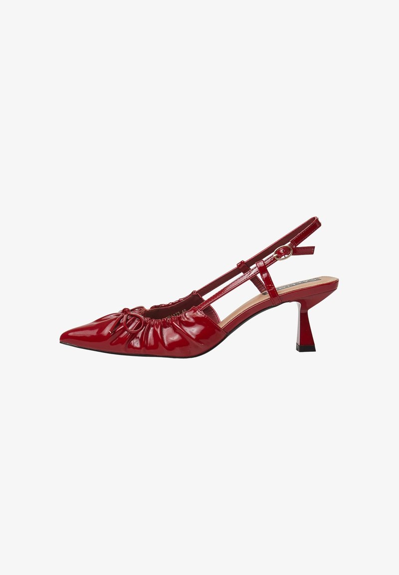 Slingback pump in pelle laccata rossa con punta affilata, parte anteriore arricciata e tacco sottile con accentuazione nera. La striscia regolabile presenta una fibbia rotonda.