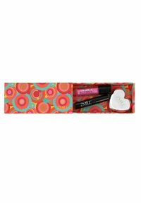 ZMSL kosmetiksetet inkluderar ett rosa läppglans, svart mascara och en vit hjärtformad spegel, förpackat i en färgglad, mönstrad låda.