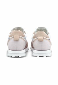 Jasnoróżowe zamszowe sneakersy z białymi akcentami i wyściełanym kołnierzem. Posiadają tylną pętlę oraz teksturowaną gumową podeszwę zapewniającą przyczepność.