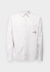 Camicia bianca a maniche lunghe con sottili righe rosa e beige, colletto button-down e taschino sul lato sinistro con ricamo "NYC" in bordeaux.