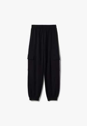 Pantalones cargo negros hechos de tela suave, con cintura elástica, puños ajustados y dos bolsillos laterales con solapas.