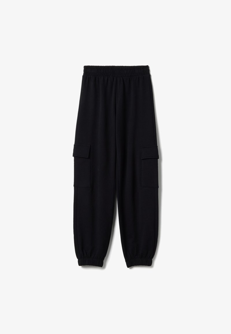 Pantalones cargo negros hechos de tela suave, con cintura elástica, puños ajustados y dos bolsillos laterales con solapas.