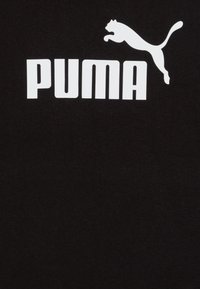 Czarna koszulka z krótkim rękawem z dużym białym logo "PUMA" i grafiką skaczącego pumy, wykonana z miękkiego, teksturowanego materiału.
