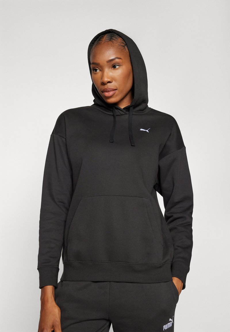 Schwarzer Kapuzenpullover aus weichem Stoff mit einer Kordelzugkapuze, Kängurutasche und kontrastierendem weißen Puma-Logo auf der Brust.
