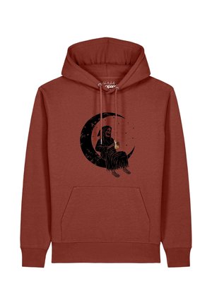 Rostfarbener Hoodie mit einem schwarzen Halbmond und einer Skelettfigur, die einen kleinen Stapel Kerzen hält und in der Mitte sitzt.