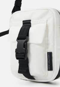 Calvin Klein Jeans CROSSBODY BUCKLE BAG UNISEX - Borsa a tracolla - bright white
