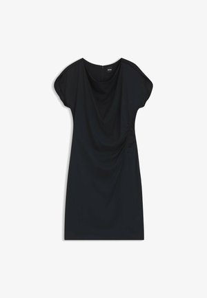 Zwarte jurk met een gedrapeerde halslijn en korte mouwen. Beschikt over een zijruche-detail en een ritssluiting aan de achterkant. Zachte textuur.