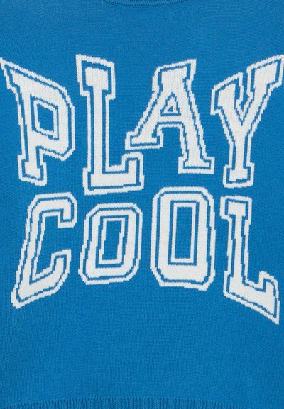Μπλε υφασμάτινο φόντο με μεγάλα λευκά γράμματα σε στυλ κολλεγιακού που γράφουν «PLAY COOL».
