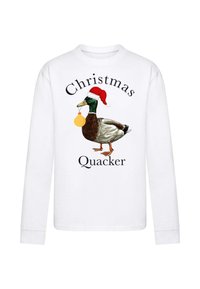 Balts garajiem piedurknēm T-krekls ar pīli sarkanā Ziemassvētku cepurē, kas tur dzeltenu rotājumu, un melnu tekstu "Christmas Quacker".