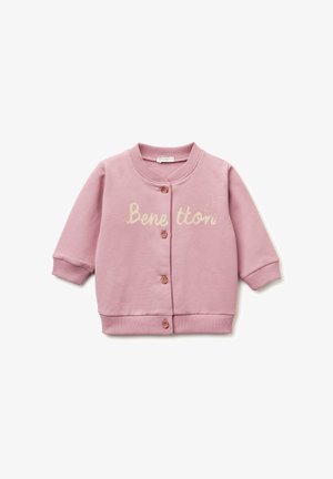 Cárdigan de algodón rosa con puños y dobladillo acanalados, que presenta un cierre de botones en la parte delantera y un logo bordado de "Benetton" con un detalle de conejo.