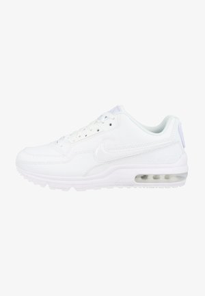 Weiße Nike-Sneaker mit einem glatten synthetischen Obermaterial, Schnürverschluss, gepolstertem Kragen und einer sichtbaren Luftsole in der Ferse. Strukturelle Akzente an den Seiten.