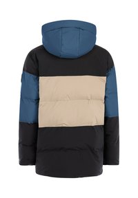 Daunenjacke mit Kapuze in Schwarz, Beige und Blau. Weicher Stoff mit horizontalen Nähten, ideal für kaltes Wetter.