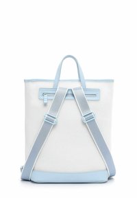 Kuprinė su balta tinkleliu, šviesiai mėlynomis odinėmis detalėmis, reguliuojamomis petnešomis ir viršutinėmis rankenomis. Minimalistinis dizainas su praktiškais uždarymais.