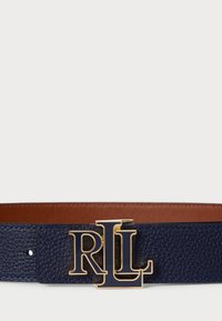 Mornarsko usnje pas z zlatim logotipom "RLL" na sponki. Teksturirana površina z gladkim rjavim notranjostjo. Prilagodljiva velikost z enim luknjo.