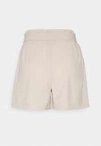 Shorts beige taille haute avec une taille froncée et une ceinture assortie en tissu, vus de dos sur un fond blanc uni.