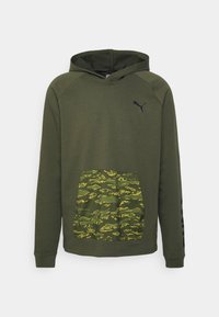 Grüne Kapuzenjacke mit Kängurutasche, die ein gelbes Camouflage-Muster aufweist. Schwarzes Logo auf der Brust, lange Ärmel und eine verstellbare Kapuze.