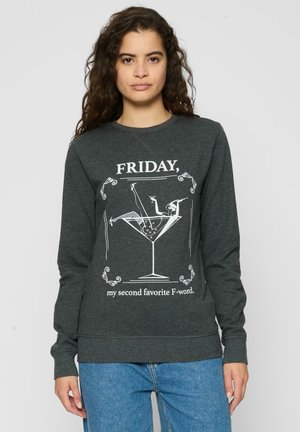 Dunkelgrauer Pullover mit einem weißen Grafikdesign eines Cocktailglases, in dem sich eine Person befindet. Der Text lautet "FREITAG, mein zweites Lieblings-F-Wort."