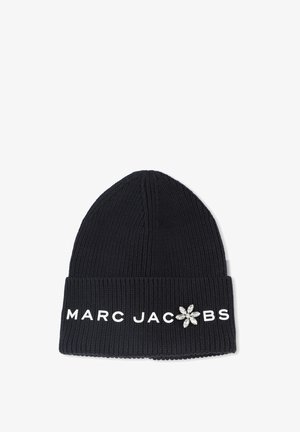 Gorro de punto negro con textura acanalada, vuelta doblada, texto en blanco "MARC JACOBS" y un acento decorativo de cristal en forma de flor.