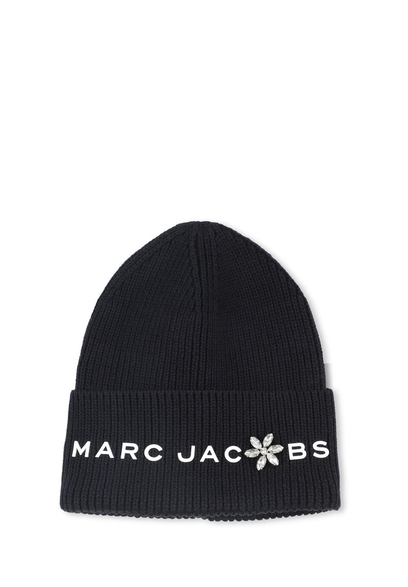 Čierna pletená čiapka s rebrovanou textúrou, zloženým okrajom, bielym textom "MARC JACOBS" a dekoratívnym kryštálovým kvetinovým akcentom.