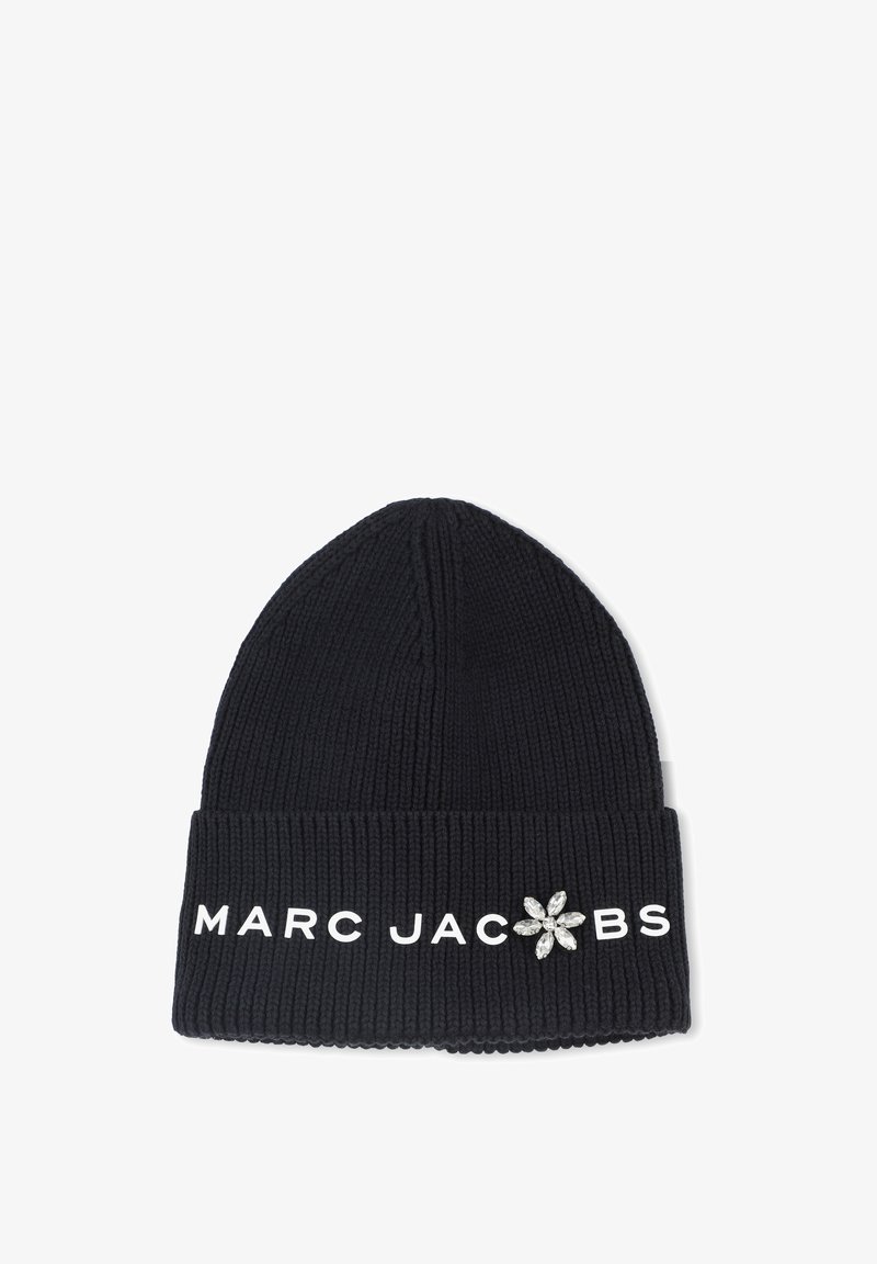 Svart strikket lue med ribbet tekstur, brettet kant, hvit "MARC JACOBS" tekst og en dekorativ krystallblomstaksent.