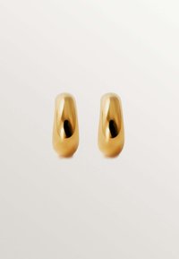 Pendientes de aro color dorado con un diseño liso y redondeado y una superficie pulida, que presenta una textura uniforme y brillante en toda su extensión.