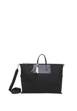 Borsa da viaggio rettangolare nera con doppi manici, tracolla staccabile e un'etichetta beige attaccata al manico frontale.