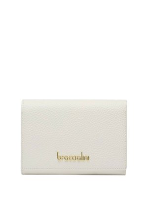 Portafoglio in pelle bianca texturizzata con logo dorato "braccialini" centrato sulla patta anteriore su sfondo bianco semplice.