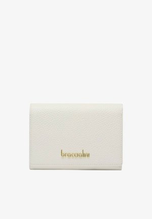 Portafoglio in pelle bianca texturizzata con logo dorato "braccialini" centrato sulla patta anteriore su sfondo bianco semplice.