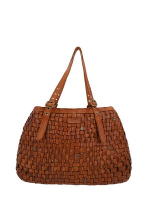 Sac à main en cuir marron à texture tissée, avec des clous en métal et deux bretelles ajustables muni de détails à boucle.