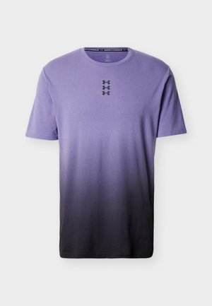 T-shirt à manches courtes avec col rond, dégradé du violet au noir et trois logos Under Armour empilés au centre sous le col.