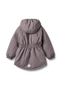 Chaqueta gris claro con capucha, cintura y mangas elásticas. Textura suave, dobladillo redondeado, con un logo circular en la parte posterior.