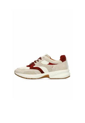 Heren casual sneaker met beige en bordeaux suède panelen, witte accenten, vetersluiting en een dikke witte zool met bruine profiel.