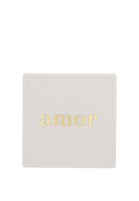 Contenedor cuadrado de cerámica en rosa suave, que presenta la palabra "amor" en letras doradas en relieve en la parte frontal, con una textura suave y un diseño minimalista.