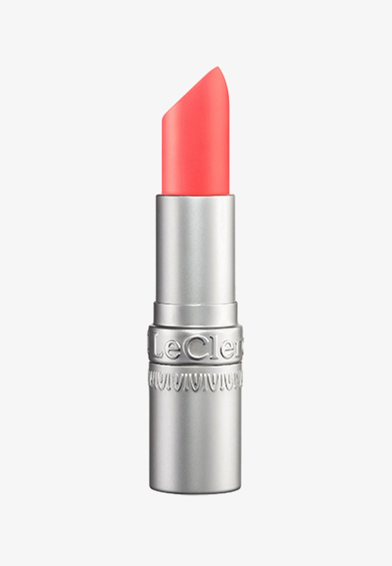 Korallfarbener Lippenstift in einer silbernen Metalltube, mit einer gebogenen Kuppe und gravierten Details am Boden, mit einem glatten, glänzenden Finish.