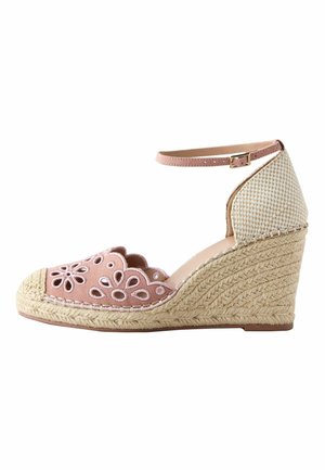 Rosa Keilabsatz-Espadrille mit ausgeschnittenen Blumendesigns, Knöchelriemen und geflochtenem Juteflatformabsatz.