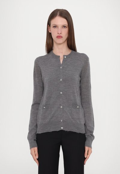 Cárdigan gris hecho de material suave, con un escote redondeado, cierre de botones con acentos en forma de estrella y dos bolsillos frontales.