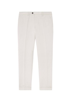 Pantalons ajustés beige clair avec un devant plat, des poches latérales et une fermeture à un bouton. Comprend un ourlet à retrousser et une texture de tissu lisse.