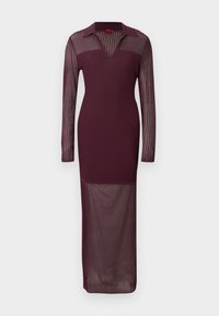 Burgunderfarget ribbestrikket maxikjole med lange, gjennomsiktige ermer, en tettsittende silhuett og V-hals, med en figursydd overdel og gjennomsiktig skjørt.